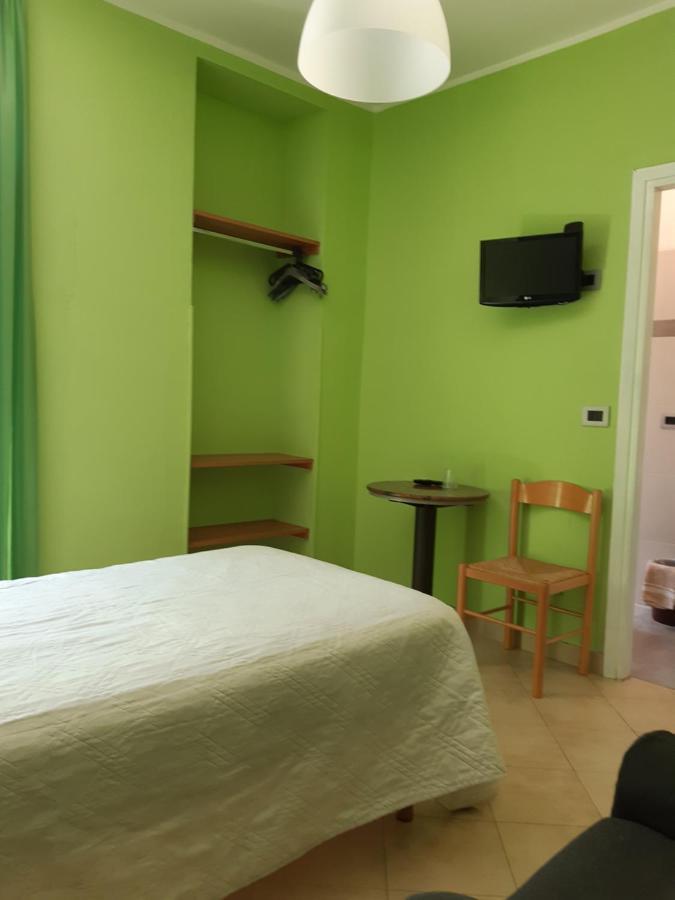 Hotel Battle Of Britain Амено Экстерьер фото